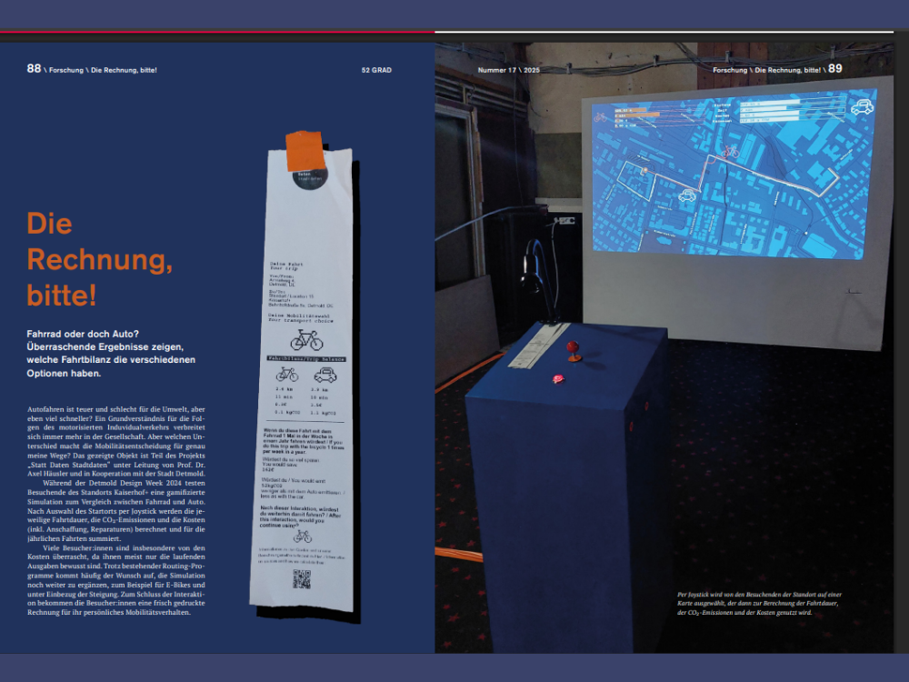 Das Bild setzt sich aus zwei Screenshots zusammen: Auf der linken Seite ist ein Foto des einseitigen Artikels auf blauem Grund sichtbar, auf der rechten Seite ist die Installation in einem dunklen (sonst leeren) Raum im Kaisersaal zu sehen.