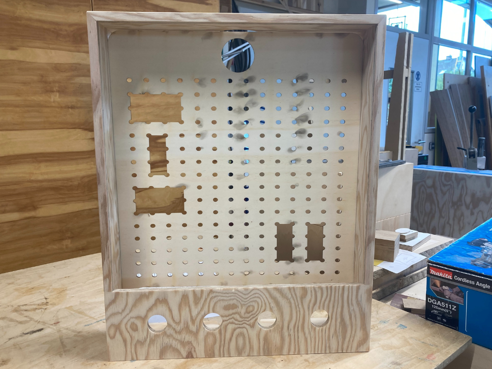 Das Foto zeigt das Holzgerüst des Dezentralen Interfaces.