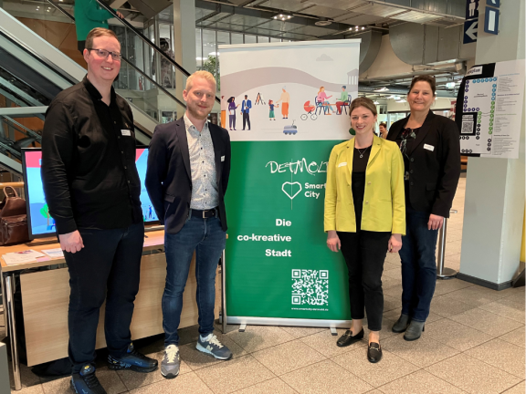 Das Foto wurde im Foyer des Museums aufgenommen. Zentral im Bild steht ein Rollup Bannder des Smart City Projektes mit dem Slogan 