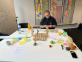 Ein Teilnehmer des Workshops baut ein Modell aus zahlreichen Materialien.