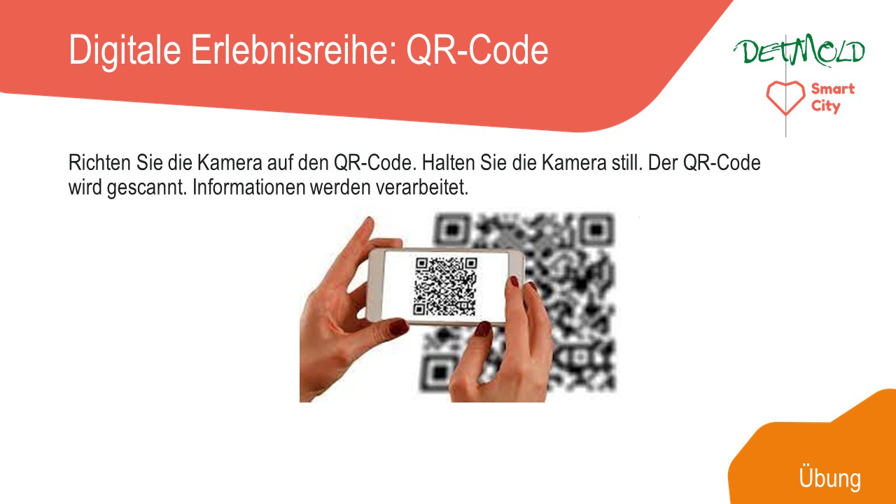 Das Bild zeigt eine gestaltete Folie: Oben ist "Digitale Erlebnisreihe: QR-Code" zu lesen. Darunter sieht man zwei Hände, die ein Smartphone halten, während dieses den großen QR-Code im Hintergrund scannt. Zusätzlich ist eine Anweisung zum Scannen abgedruckt.