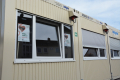 Nahaufnahme der drei Container mit Fenstern. 