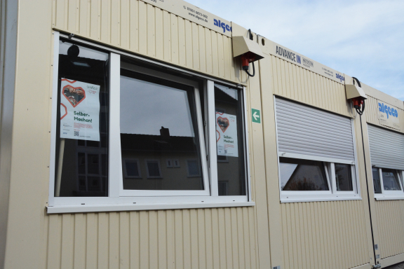 Nahaufnahme der drei Container mit Fenstern. 